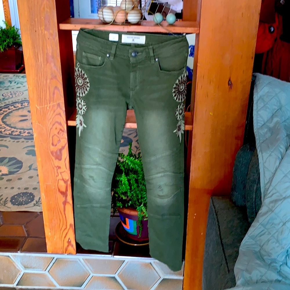 Green jeans- details on side